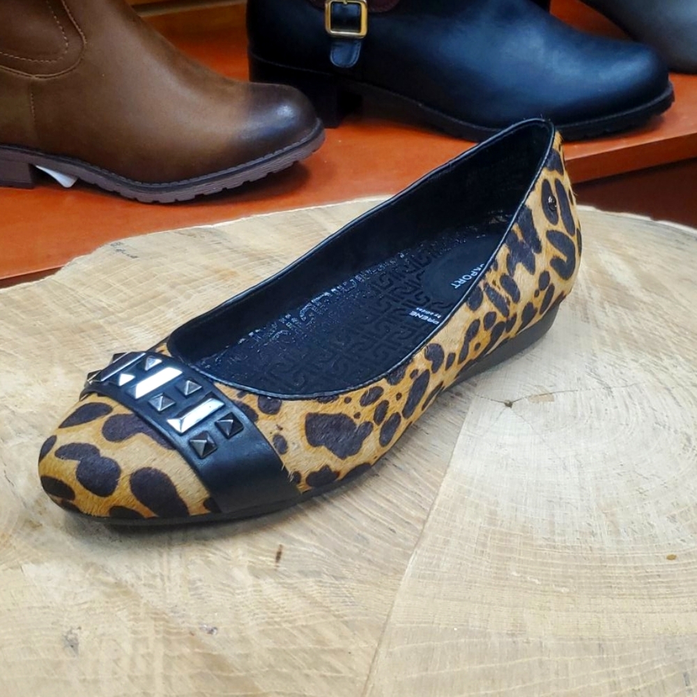 Brand New Rockport Womans Flat